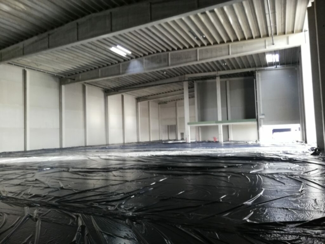 betonvloer in magazijnen module 1 gegoten