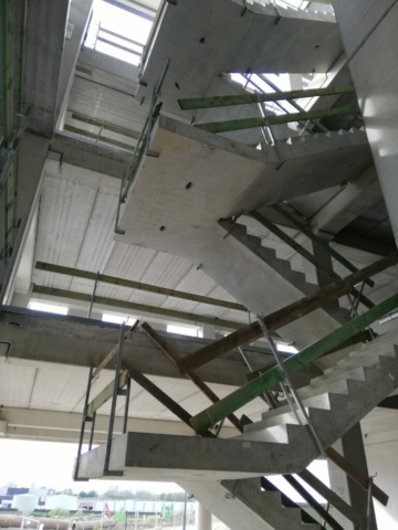 constructie zwevende trap inkomhal
